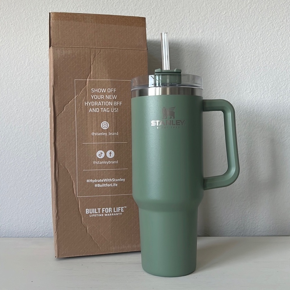 Stanley 1913 40z In shrub